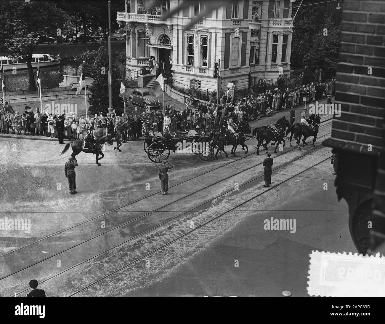 Besuchen Sie den französischen präsidenten und Frau Coty in Amsterdam, Brücke Rijksmuseum/Geländer Datum: 21. Juli 1954 Ort: Amsterdam, Noord-Holland Schlüsselwörter: Brücke, PRÄSIDENT, Besuche Stockfoto