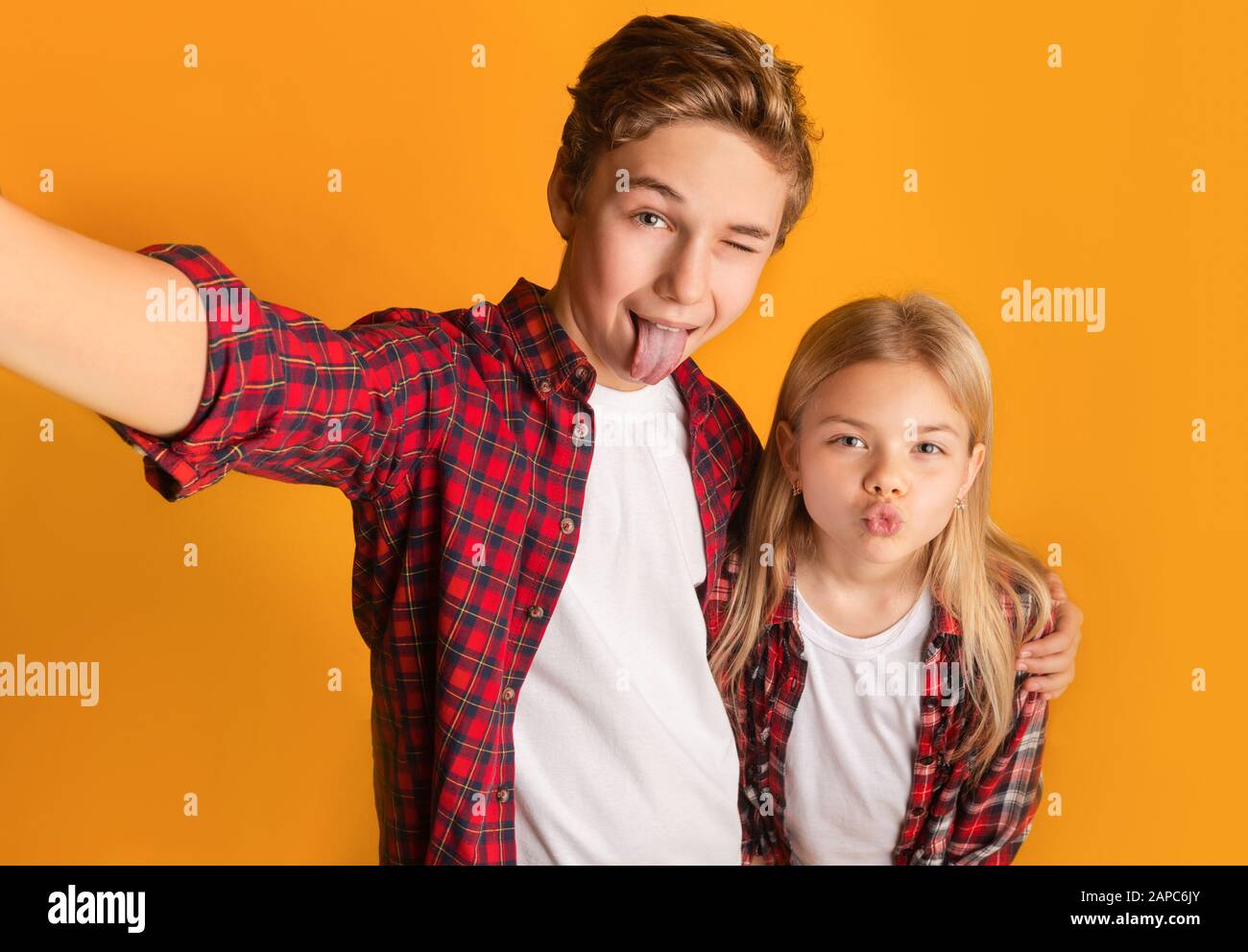Kleiner Bruder und Schwester, die selfie nehmen und lustige Gesichter machen Stockfoto