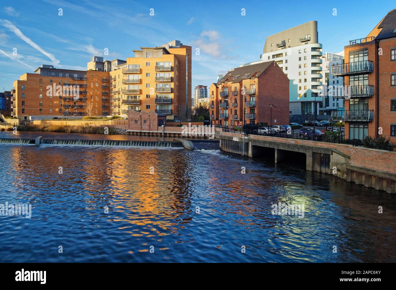 UK, West Yorkshire, Leeds, River Aire und Leeds Dam vom Merchants Quay. Stockfoto