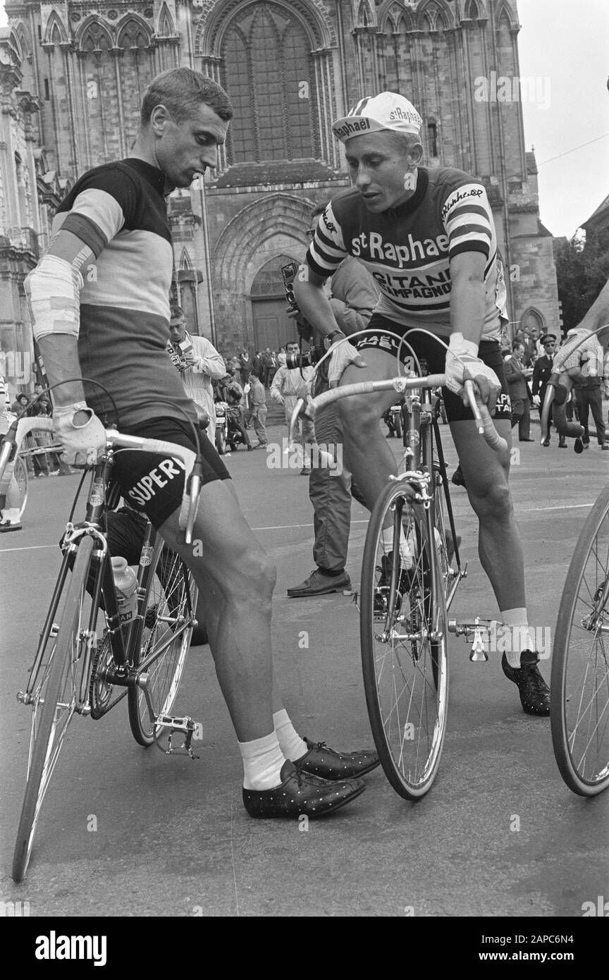 Tour de France 1964 Beschreibung: 51. Tour de France 1964. Abfahrt ui Lisieux, Anqueti im Gespräch Van Looy Datum: 23. Juni 1964 Ort: Frankreich, Lisieux Schlüsselwörter: Gespräche, Sport, Abfahrten, Radsport persönlicher Name: Anquetil, Jacques, Looy, Rik van Stockfoto