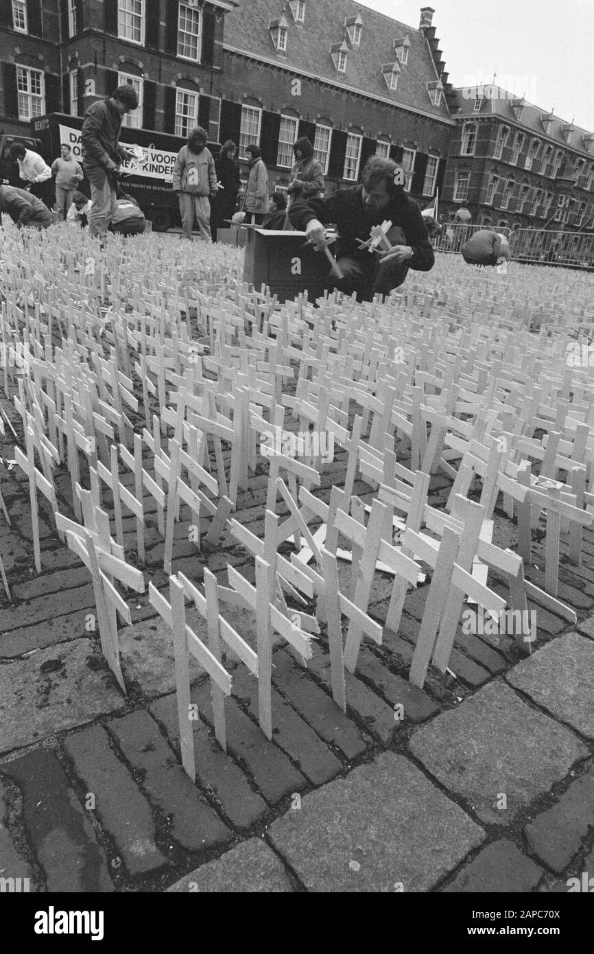 60.000 Kreuze, die von der Stiftung Scream om leven aus Protest gegen Abtreibung und Euthanasie auf den Binnenhof gesetzt wurden Datum: 19. Dezember 1986 Ort: Binnenhof, den Haag, Zuid-Holland Schlüsselwörter: Proteste Stockfoto