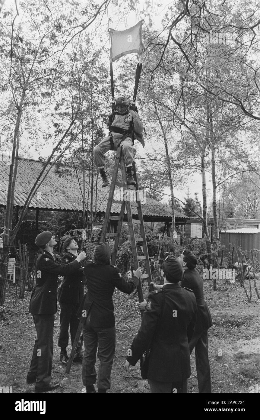 Der 66-jährige Richard Tydesky, der vor 42 Jahren in Groesbeek wegen der Eröffnung des Befreiungsmuseums im Sprung abgesetzt wurde, landete im Boom; Ned. Militärdatum: 6. Mai 1987 Ort: Groesbeek Stichwörter: MITARIES, Öffnungen, Befreiungen, Bäume, Museen, Fallschirmjäger Stockfoto