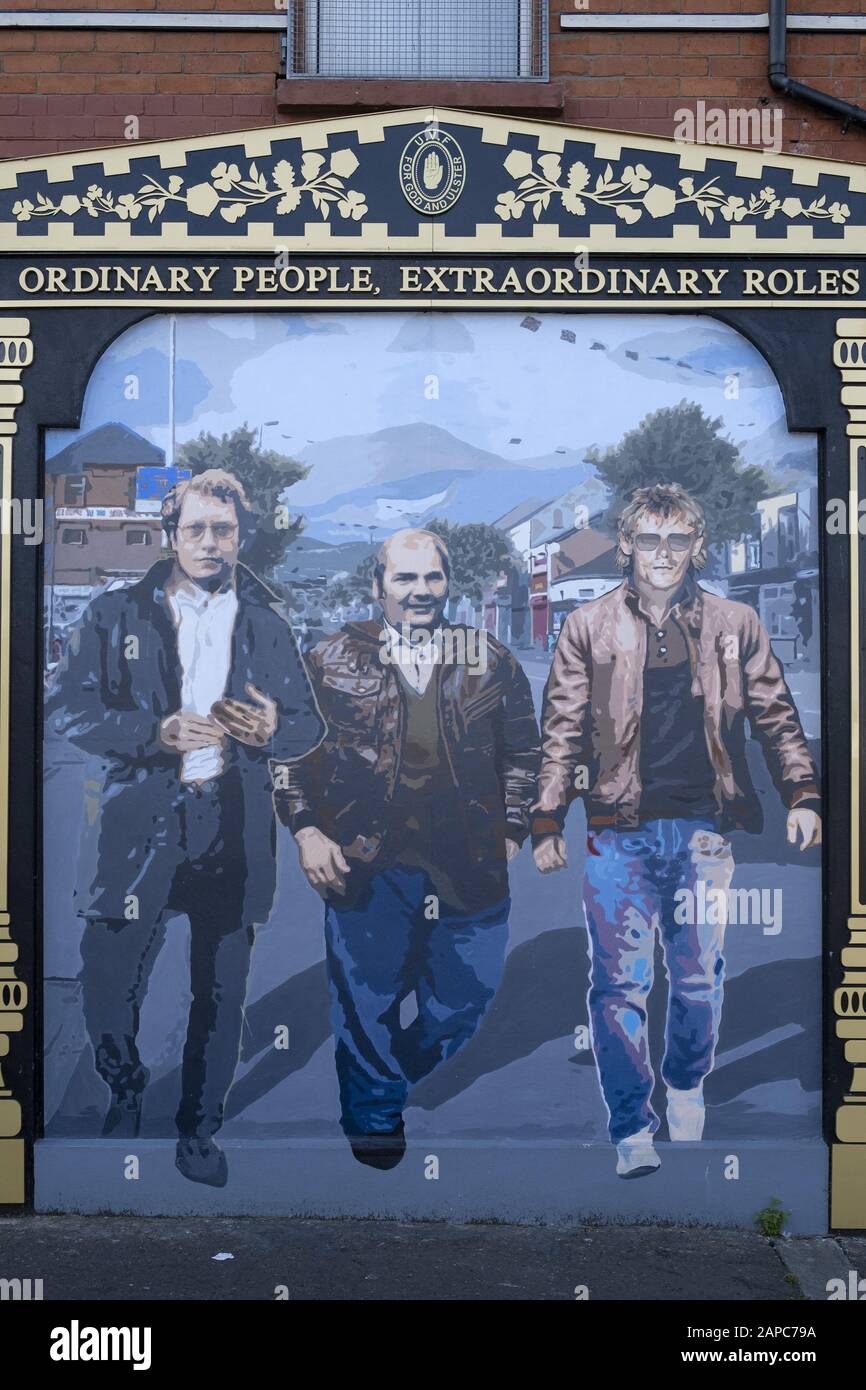 Loyalistisches (protestantisches) Wandbild abseits der Shankill Road, Belfast, Nordirland Stockfoto