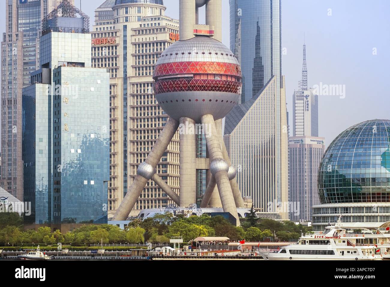 Blick auf den Oriental Pearl TV Tower und den Central Business District von Shanghai (Pudong) Stockfoto