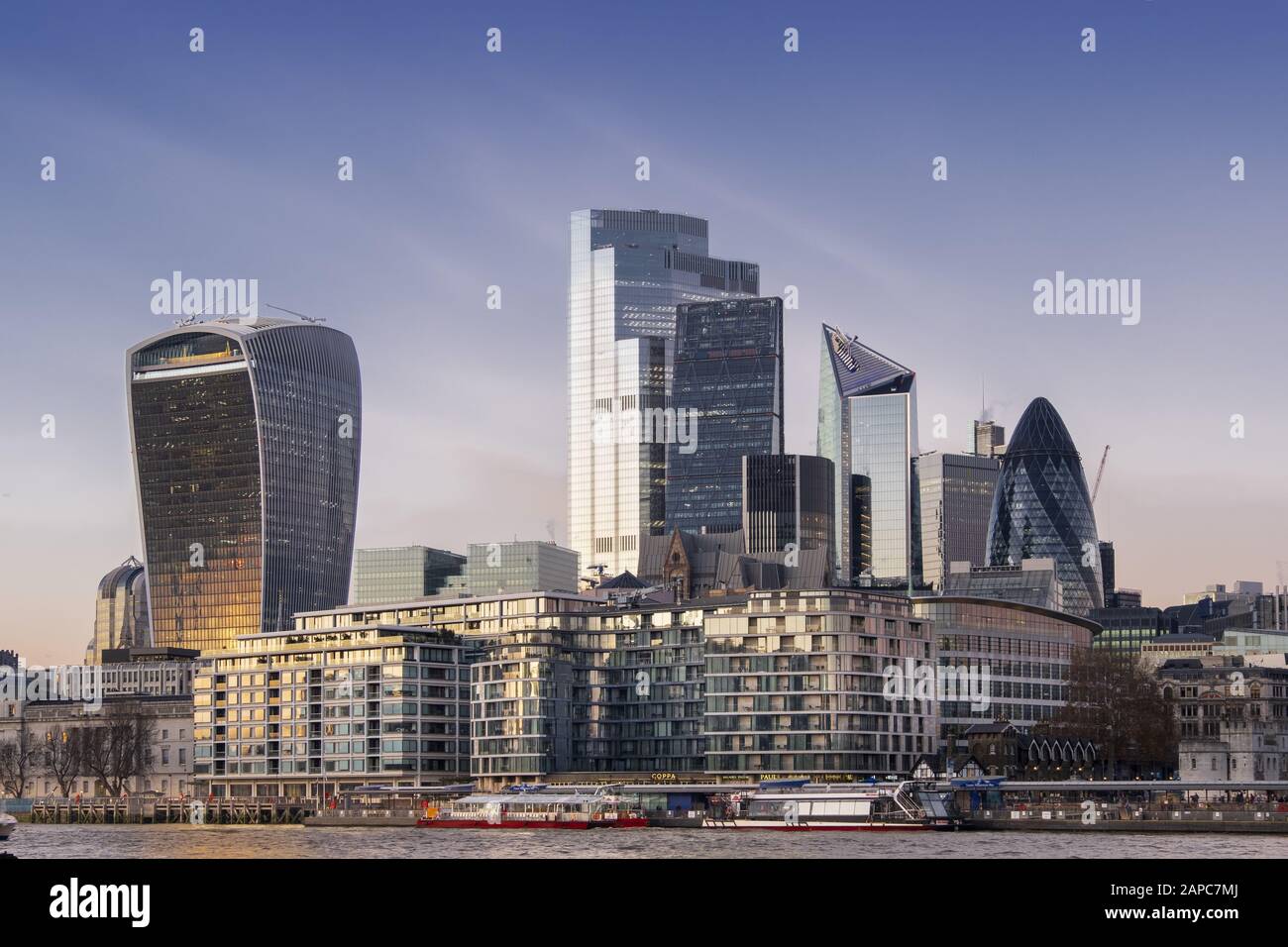 Londons Geschäftsbezirk mit dem Walkie-Talkie, dem Gherkin & dem neu fertiggestellten Zweiundzwanzig Gebäude, dem höchsten im Finanzviertel der City of London Stockfoto