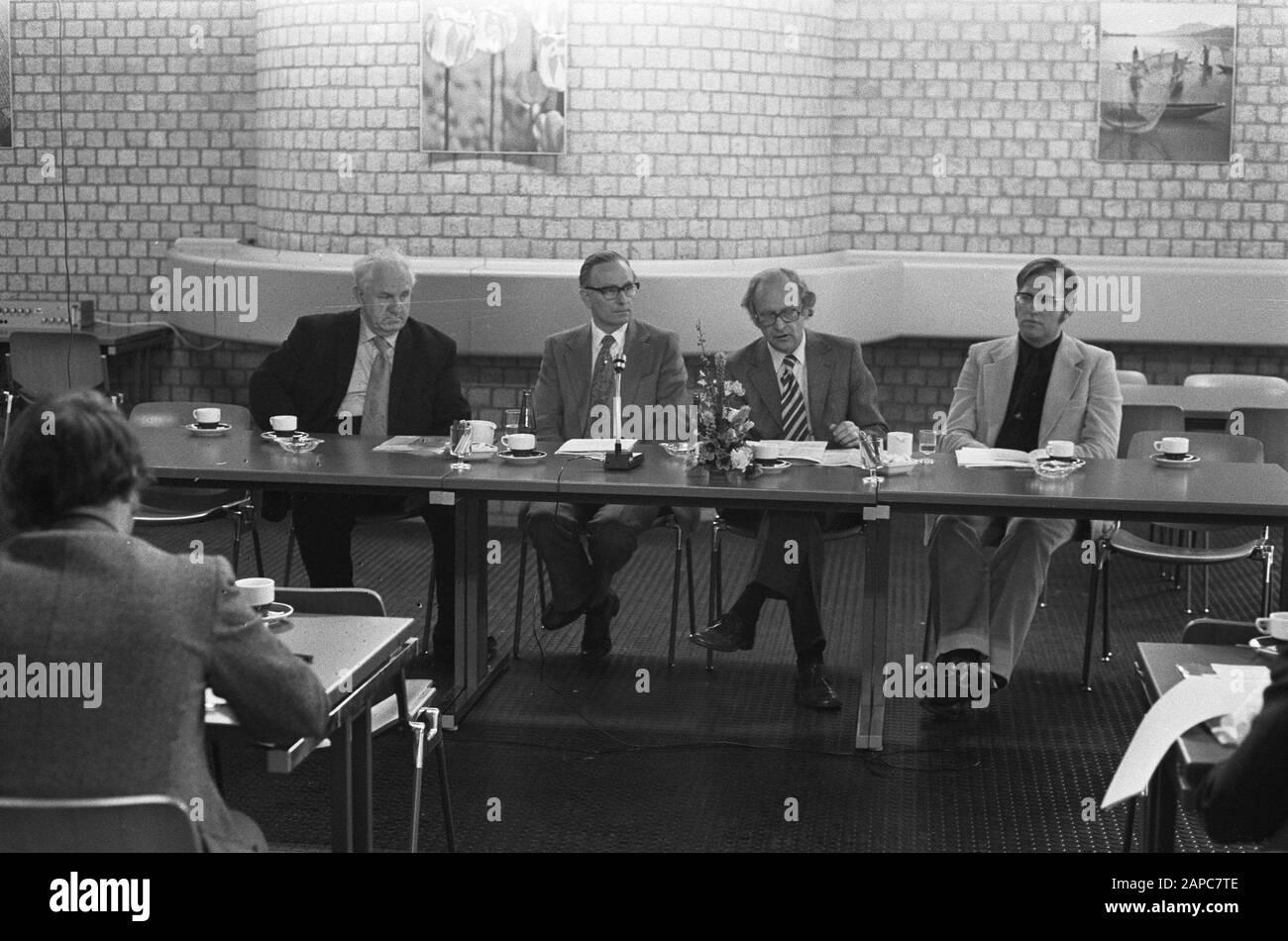 A. Johnson Nedexgrou W.H. Barkmeyer (Regisseur), H.H. Barkmeijer (Regisseur) und J. T. Hofma (Regisseur) Datum: 19. März 1973 Schlüsselwörter: Pressekonferenzen persönlicher Name: A. Johnson, H. Barkmeijer, J. T. Hofma Stockfoto