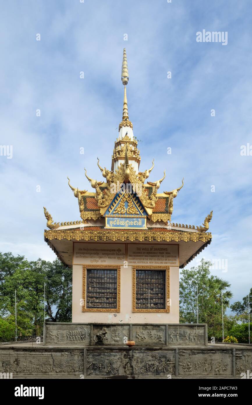 Killing Fields, Wat Samrong Knong, Battambang, Kambodscha. Die Gedenkschedi füllten sich mit den Überresten der Toten, die von den Khmer Rouge ermordet wurden. Stockfoto