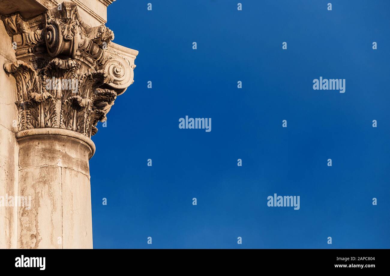 Klassische Architektur in Venedig. Korinthische Säule und Kapital aus gesuati Kirche Fassade, errichtet im 18. Jahrhundert (mit Kopie Raum) Stockfoto