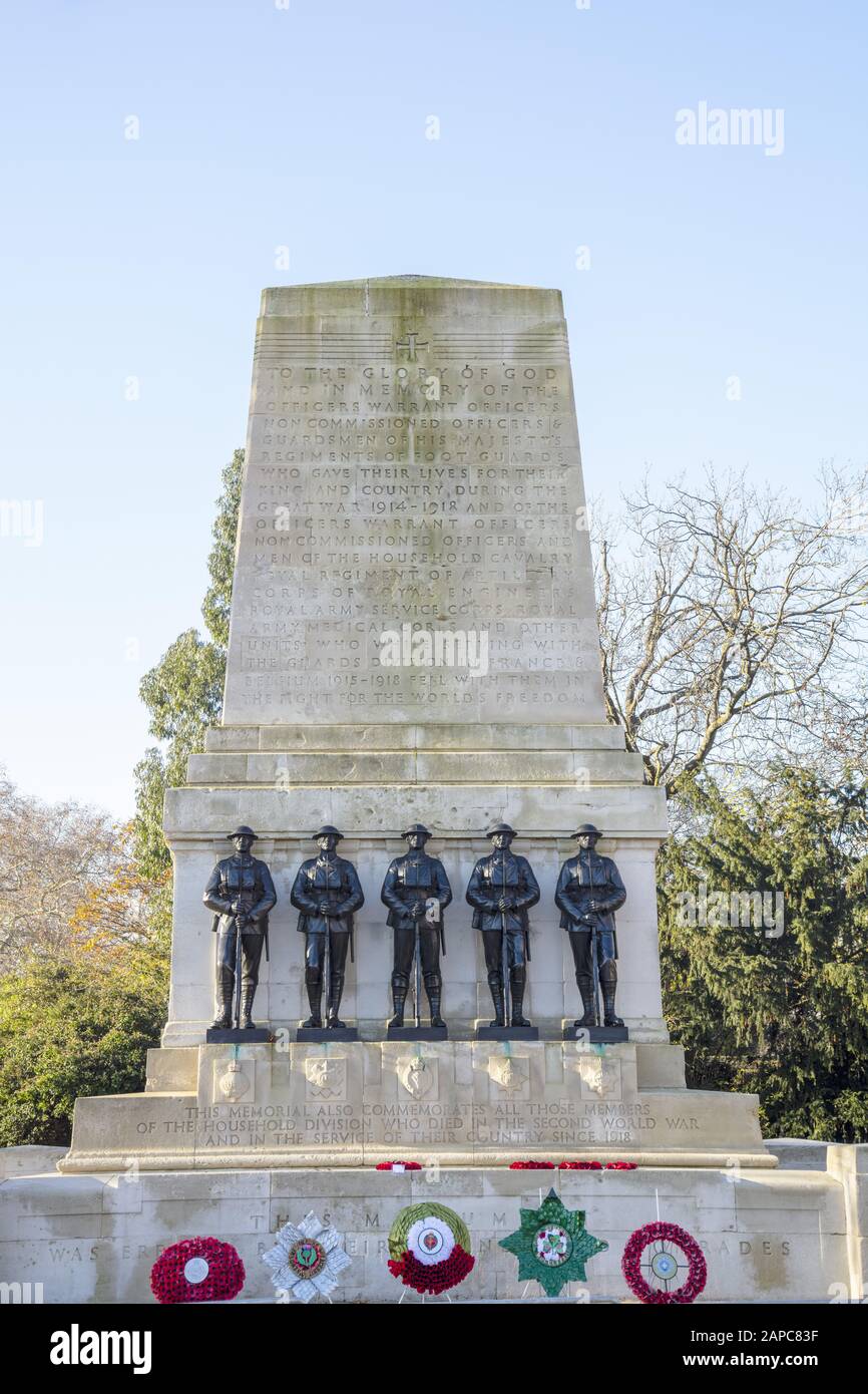 The Guard's Memorial mit Statuen von Soldaten aus den Fußwächter-Regimenten, die im Ersten Weltkrieg starben, modelliert von Gilbert Ledward, St James Park, London, Großbritannien Stockfoto