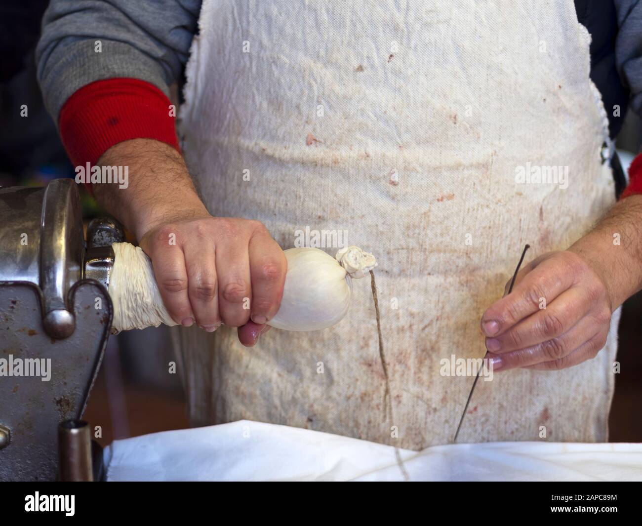 Traditionelle Schweinesalami-Herstellung mit Schweinedärmen für die Haut. Rustikales, ländliches Italien. Echte Bauernproduktion. Stockfoto