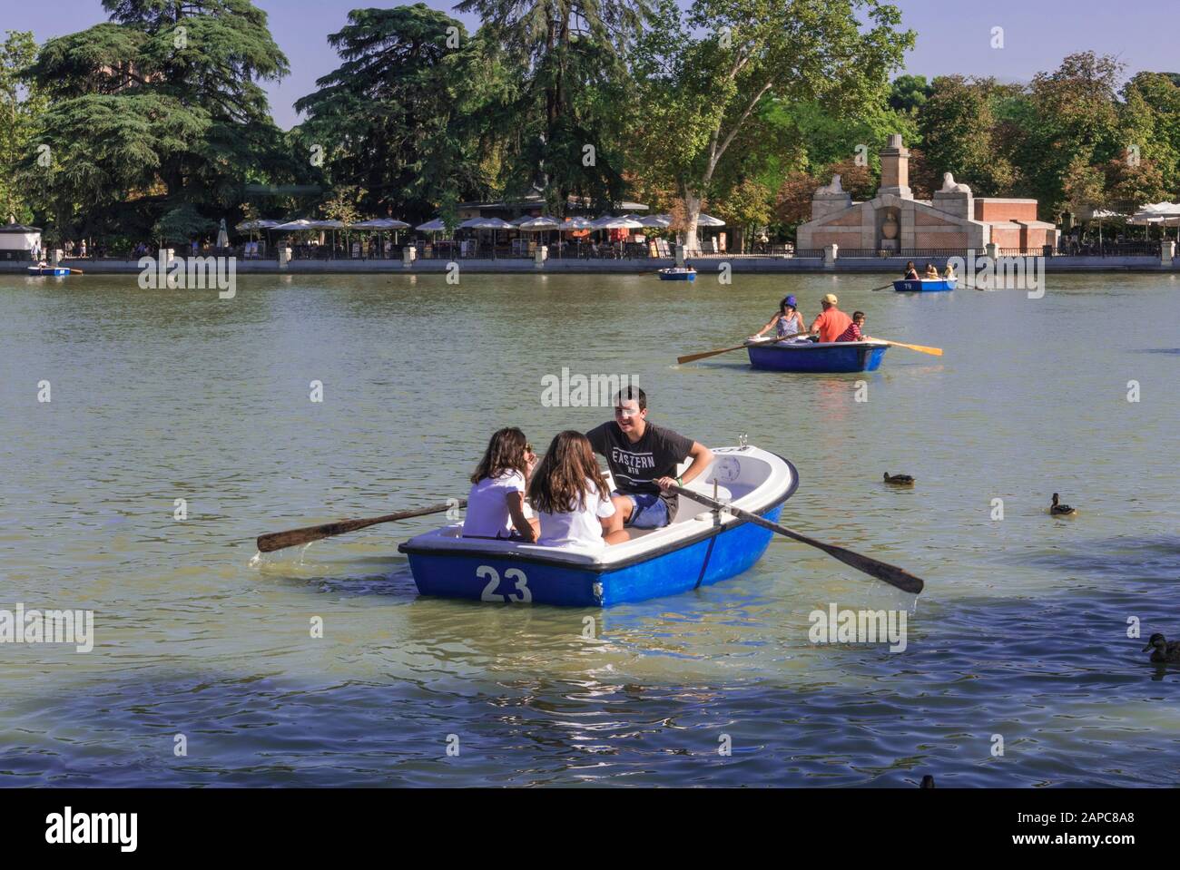 Bootfahren auf dem See im Parque del Retiro, Madrid, Spanien Stockfoto