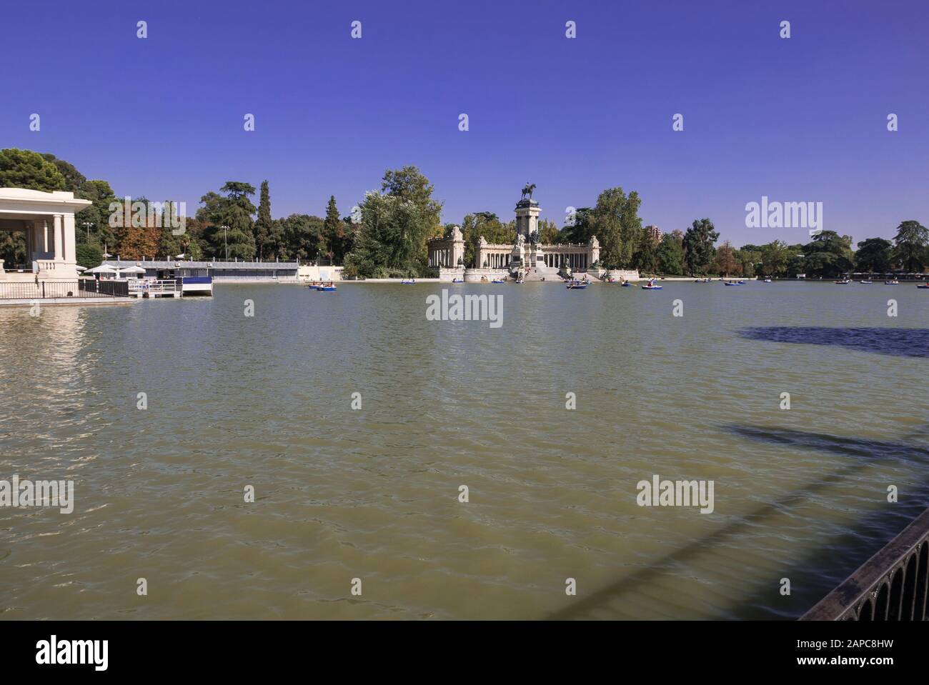 Bootstouren auf dem See durch die Gedenkstätte König Alfonso XII im Retiro Park in Madrid, Spanien Stockfoto