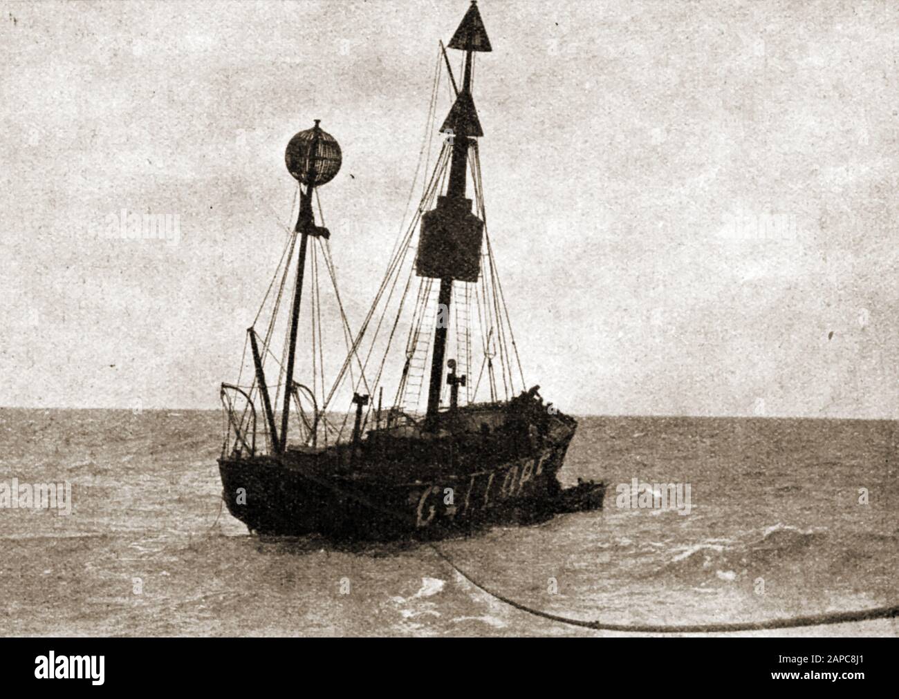 Ein historisches Foto des alten Holz-Galloper-Nordsee-Lichtschiffs auf der Galloper Shoal, unweit des Eingangs zum Ärmelkanal. Das erste leichte Gefäß wurde hier im Jahr 1803 aufgestellt. Das heutige Schiff mit dem Namen LIGHT VESSEL 93 wurde 1938 von Trinity House bestellt und von Philip & Son of Dartmouth gebaut. Sie ist ein Gefäß aus genietetem Stahl. Sie diente zunächst auf der Galloper Station und dann zwischen 1947 und 1953 auf den Minenbeobachtungsaufgaben auf der Themse. Stockfoto