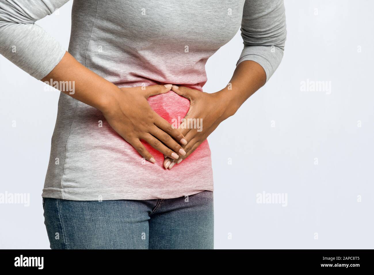 Beschnitten von schwarzen Frauen mit Menstruationsschmerzen im Bauchbereich Stockfoto