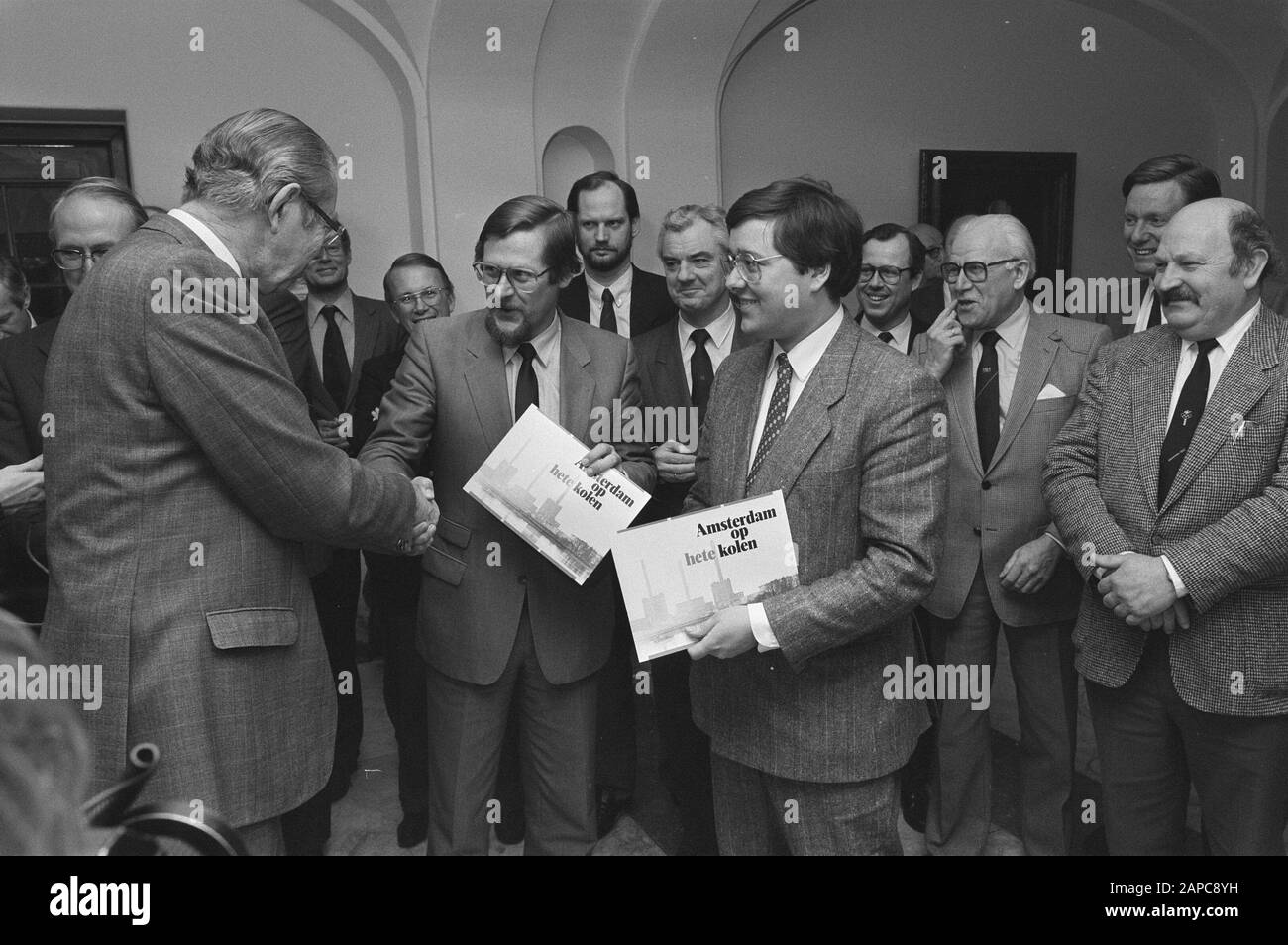 Angebotsbericht, der die Kohleverstromung für Amsterdam befürwortet Beschreibung: Angebotsbericht, in dem die Kohleverstromung für Amsterdam von J. Kleij (l.), Vorsitzender der Handelskammer, an die Aldermänner Heerma (m) und Jonker (r) befürwortet wird Datum: 26. März 1986 Standort: Amsterdam, Noord-Holland Schlüsselwörter: Dokumente, Vorsitzende, Mitarbeiter Personenname: Heerma, Enneus, Jonker, P., Kleij, J. Fotograf Unbekannt/ Anefo Stockfoto
