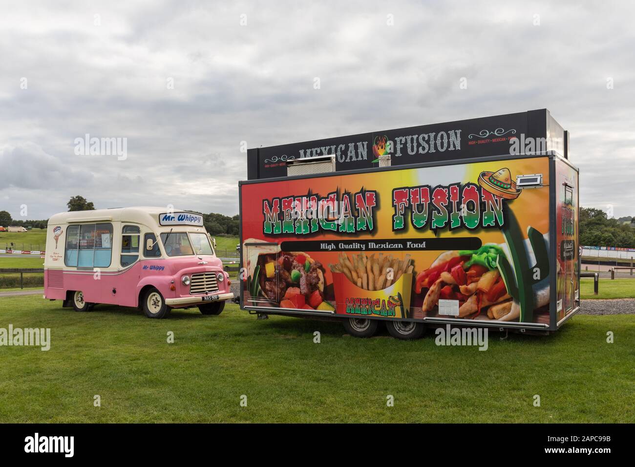 Herr Hippy Eistransporter und Mexican Fusion mobiler Catering-Lieferwagen - Oulton Park, Großbritannien Stockfoto