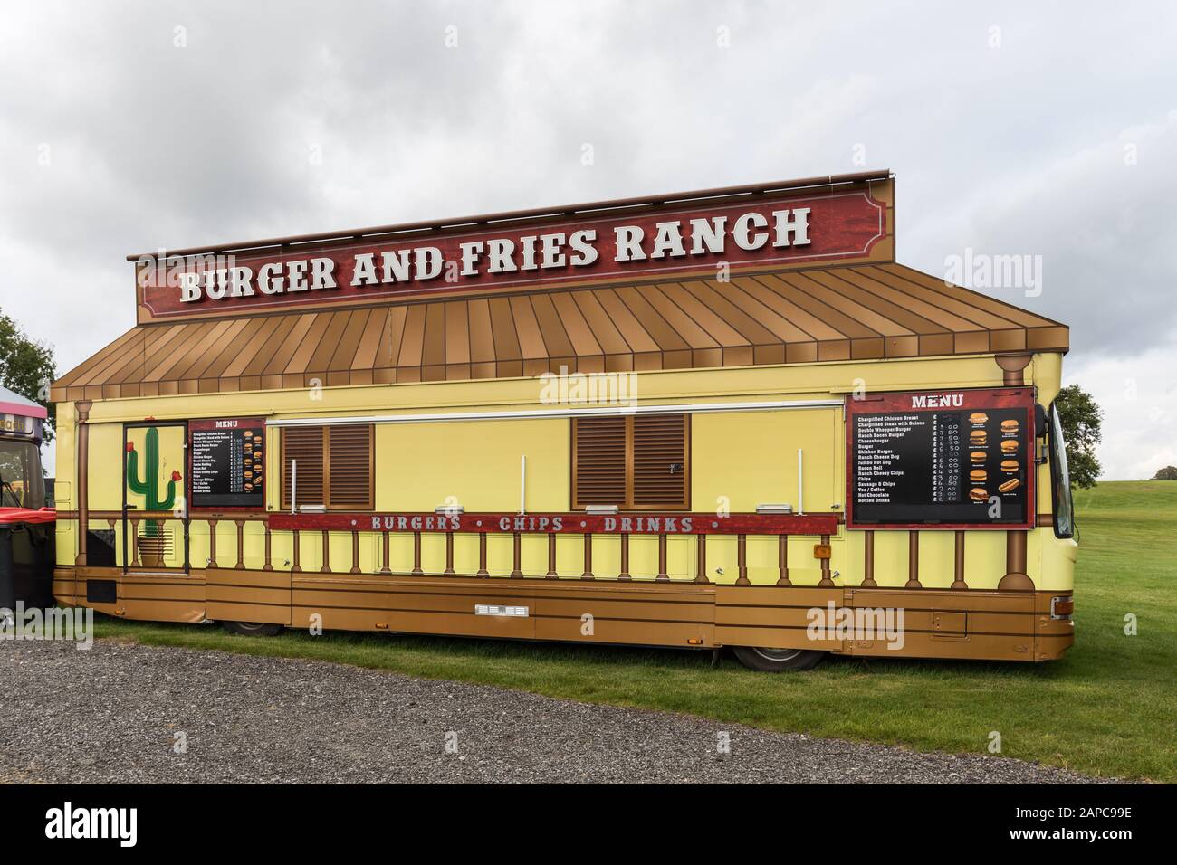 Burger and Fries mobiler Catering-Lieferwagen - Oulton Park, Großbritannien Stockfoto
