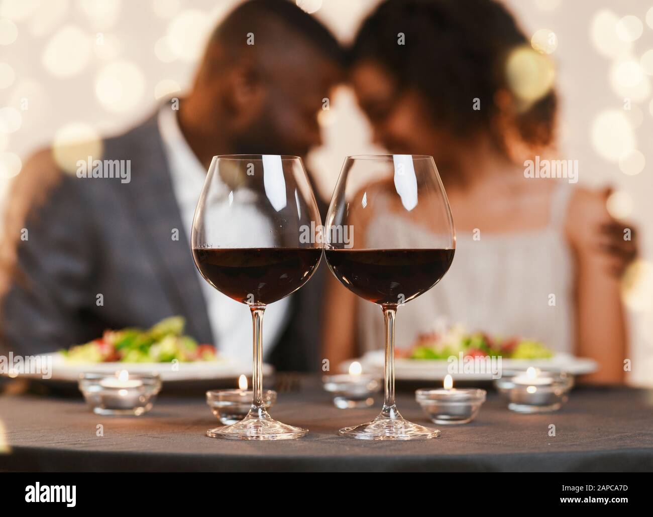 Zwei Gläser Rotwein auf Restauranttisch Stockfoto
