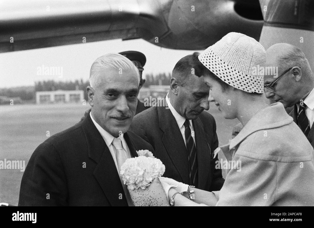 Ankunft des Bürgermeisters von Bagdad auf Schiphol Datum: 13. August 1960 Ort: Schiphol Schlüsselwörter: Bürgermeister, Flughäfen Stockfoto
