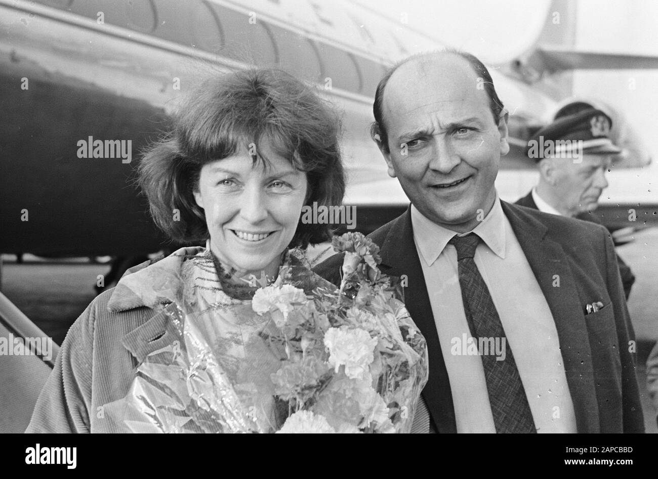 Ankunft in Schiphol des tschechisch-britischen Regisseurs Karel Reisz mit seiner Frau Betsy Blair Beschreibung: Ankunft und Abreise, Filmemacher, Aktrises, Blair, Betsy Datum: 19. Oktober 1966 Ort: Noord-Holland, Schiphol Schlüsselwörter: Ankunft und Abreise, Aktrisen, Filmemacher persönlicher Name: Blair, Betsy, Reisz, Karel Stockfoto