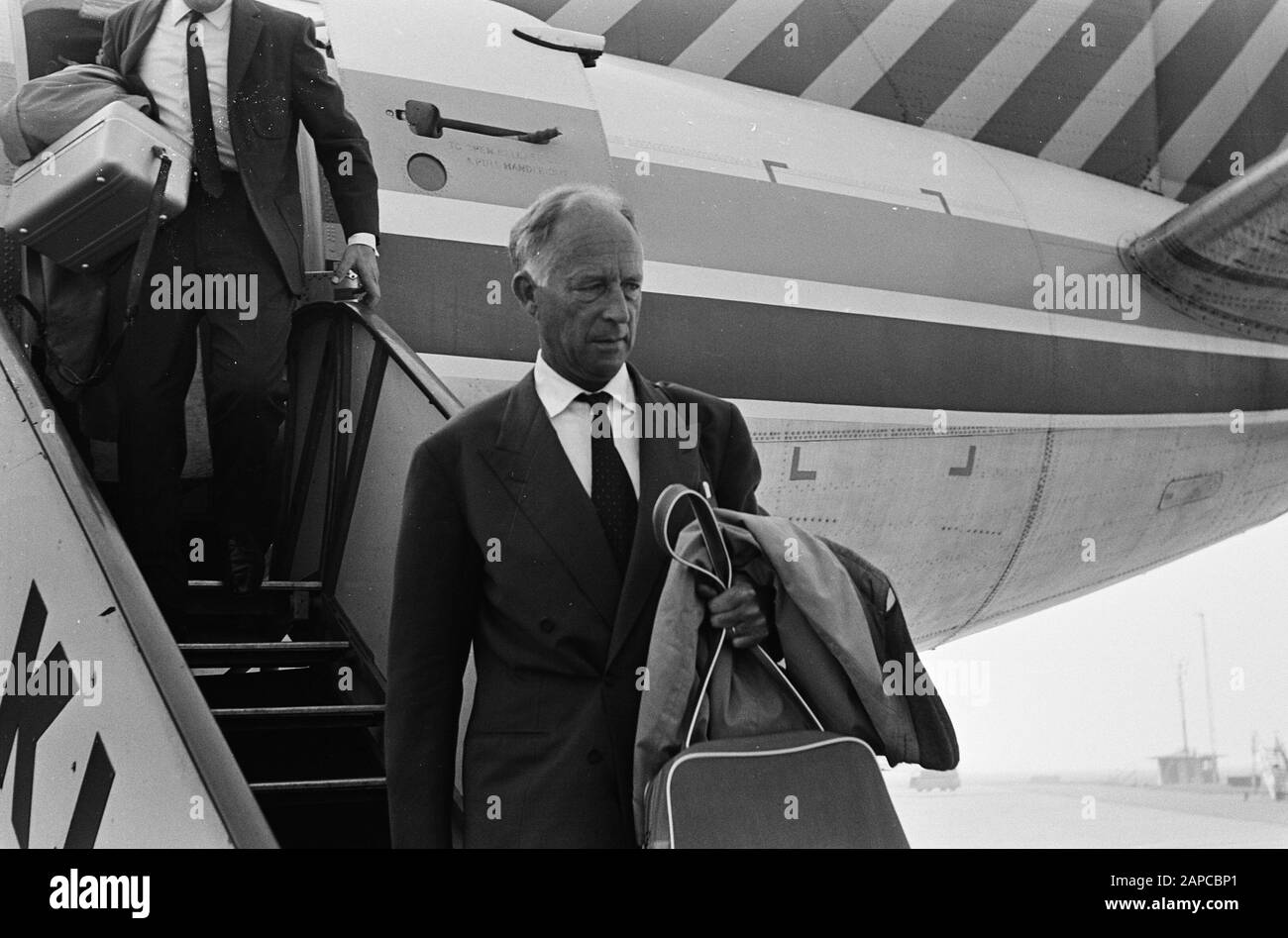 Ankunft Ex-König Leopold-III. Von Belgien (1901-1983) auf Schiphol Datum: 26. Oktober 1965 Ort: Noord-Holland, Schiphol-Schlüsselwörter: An- und Abreise, Kings persönlicher Name: Leopold-III, König von Belgien Stockfoto