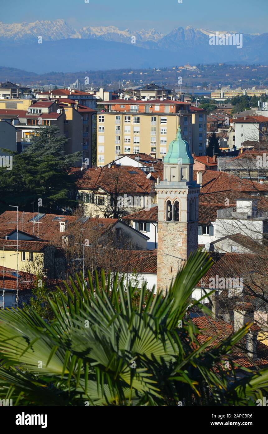 Udine in Friaul, Italien: Blick vom Schlosshügel auf die Stadt Stockfoto