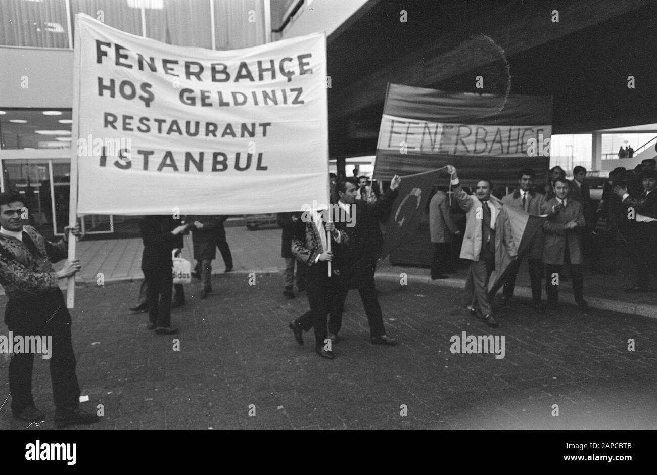 Ankunft Fenerbahçe am Flughafen Schiphol. Türkische Gastarbeiter begrüßen die türkische Mannschaft mit Bannern am Schiphol Datum: 10. November 1968 Ort: Noord-Holland, Schiphol Schlüsselwörter: Banner, Sport, Anhänger, Fußball Stockfoto