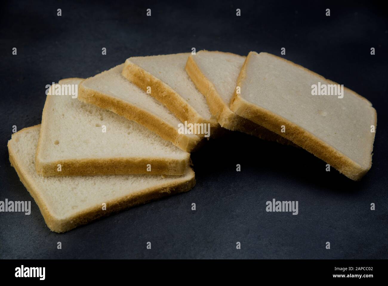 Brotscheiben auf dunklem Hintergrund, Stockfoto