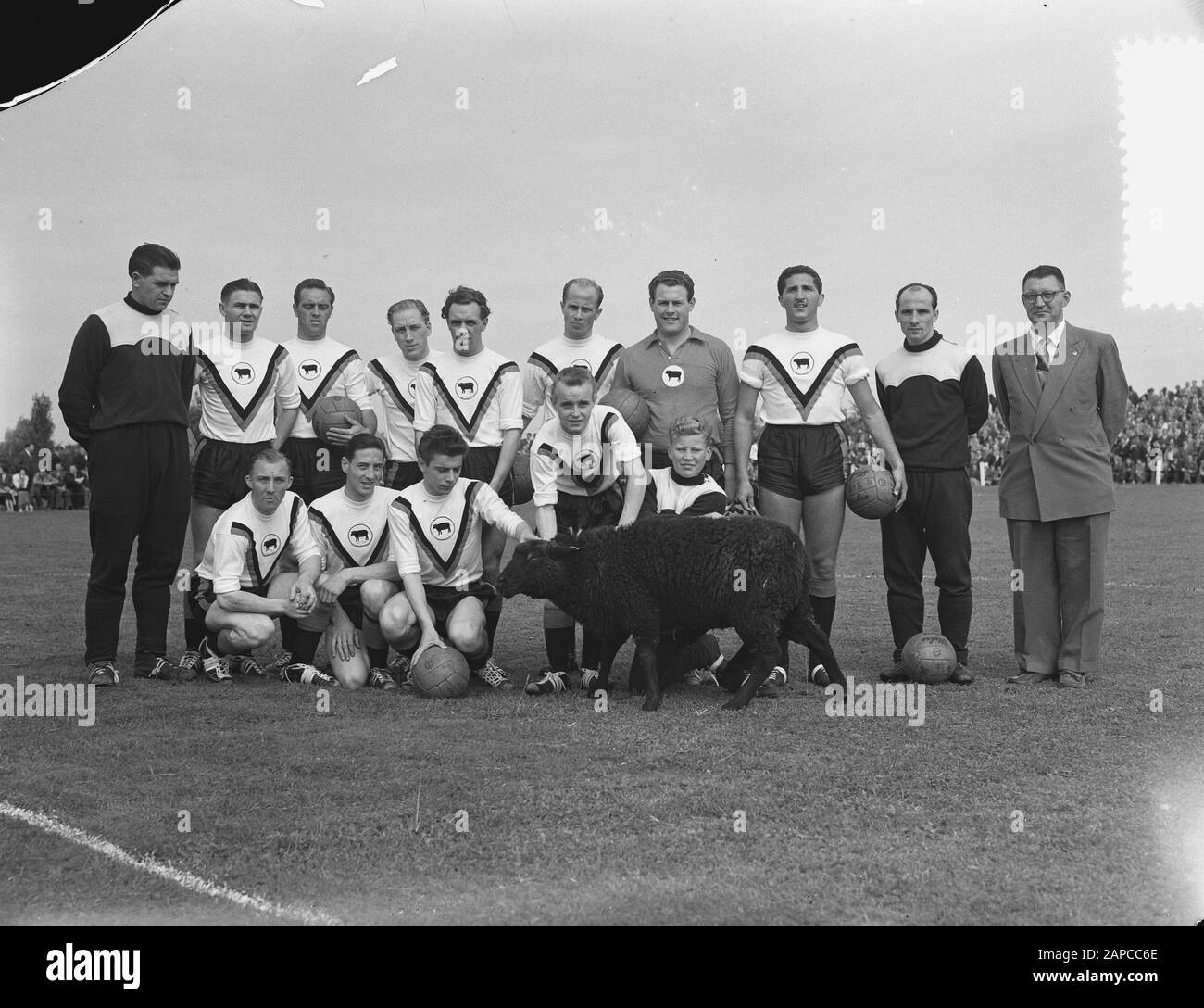 Profi-Fußball Amsterdam gegen Rapid (Heerlen). Duivendrecht Amateurmannschaft Datum: 29. August 1954 Ort: Amsterdam, Duivendrecht, Heerlen Schlüsselwörter: AMATORS, Teams persönlicher Name: Rapid Stockfoto