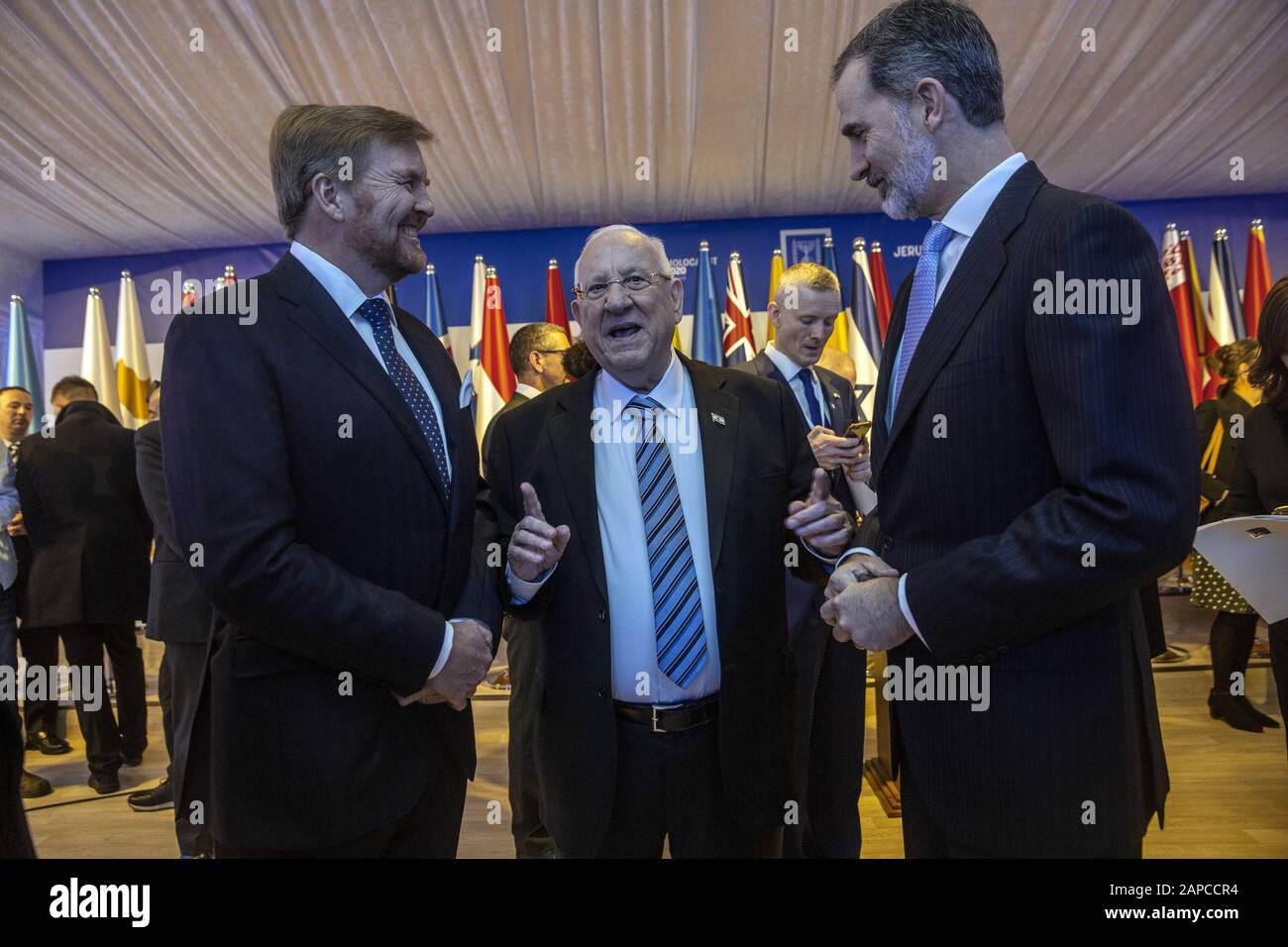 Jerusalem, Israel. Januar 2020. Israels Präsident Reuven Rivlin mit Felipe VI. Von Spanien (r) und König Willem-Alexander von den Niederlanden als etwa 40 Staatschefs nehmen am Mittwoch, 22. Januar 2020, an einem Dinner Empfang des israelischen Präsidenten Reuven Rivlin's in Jerusalem, Israel Teil. Die Führer sind in Israel für das fünfte Welt-Holocaust-Forum im Holocaust-Denkmal und -Museum Yad Vashem in Jerusalem, das 75 Jahre seit der Befreiung des Todeslagers Auschwitz-Birkenau im Jahr 1945 ist. Poolfoto von Heidi Levine/UPI Credit: UPI/Alamy Live News Stockfoto