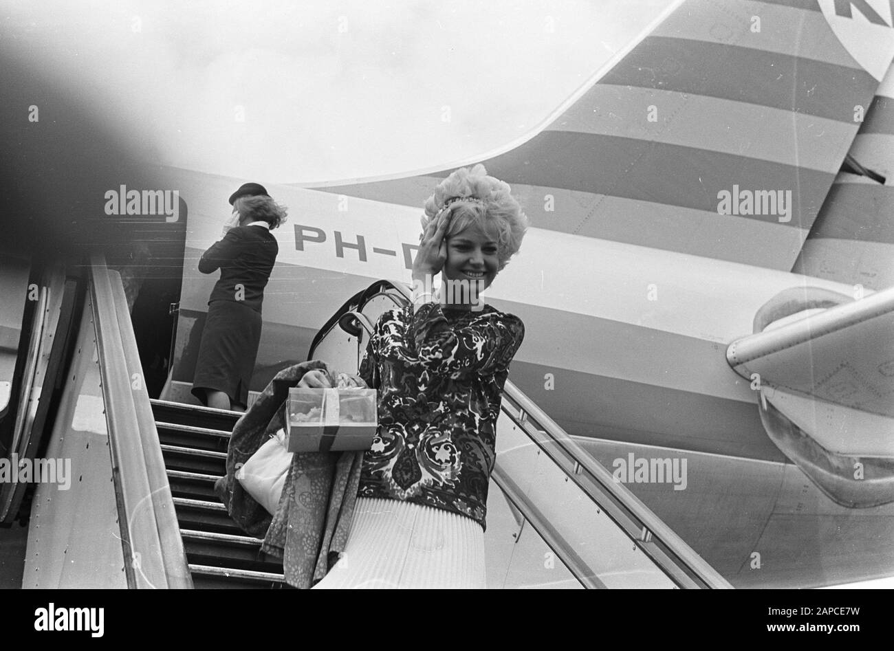 Ankunft Miss Finnland am Schiphol Datum: 29. Juli 1965 Ort: Noord-Holland, Schiphol Schlüsselwörter: Ankunft, verpassen Stockfoto