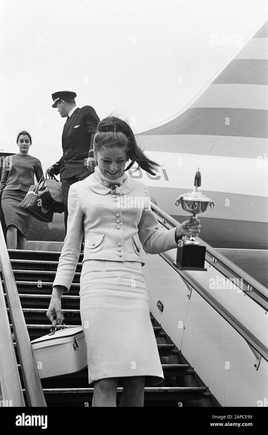 Ankunft Miss Finnland auf Schiphol, Ingrid Bethke (Miss Deutschland) bei Ankunft Schiphol Datum: 29. Juli 1965 Ort: Noord-Holland, Schiphol Schlüsselwörter: Ankunft, verpassen Stockfoto