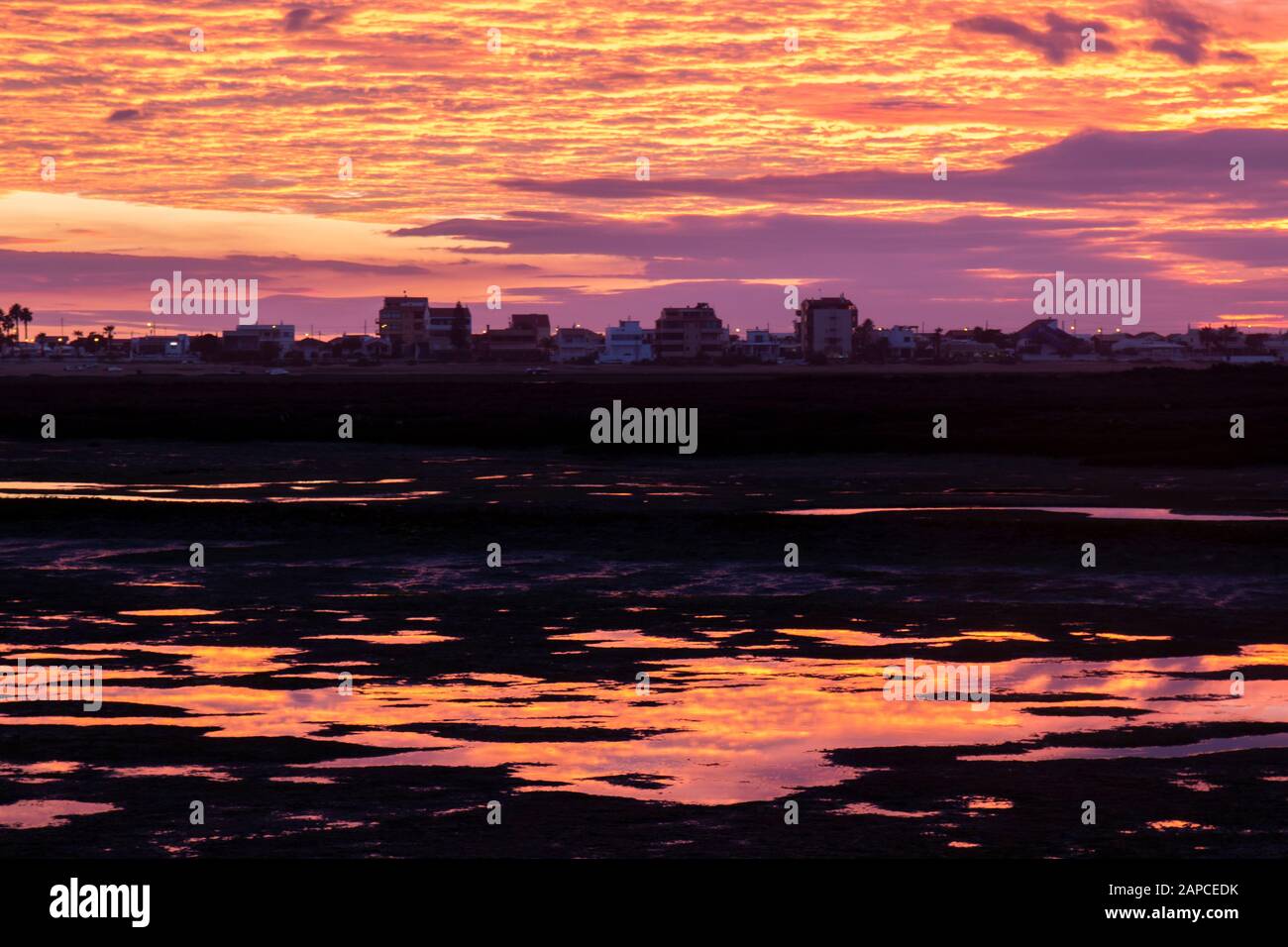 Natürliche Marschländer bei Sonnenuntergang in Ria Formosa, Algarve, Portugal. Stockfoto