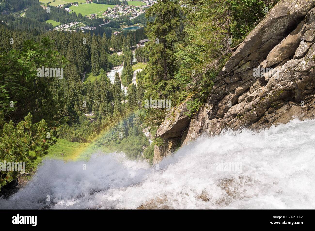 Blick von der Spitze des Krimmler Wasserfalls in Österreich mit Regenbogen sichtbar Stockfoto