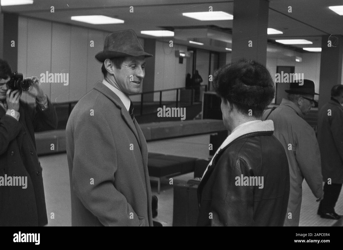 Ankunft des niederländischen Skating-Teams auf Schiphol Peter Post (links) im Gespräch mit Kees Verkerk Datum: 13. Februar 1969 Schlüsselwörter: Ankunft, Gespräche, Skating Crews persönlicher Name: Post, Peter, Verkerk, Kees Stockfoto