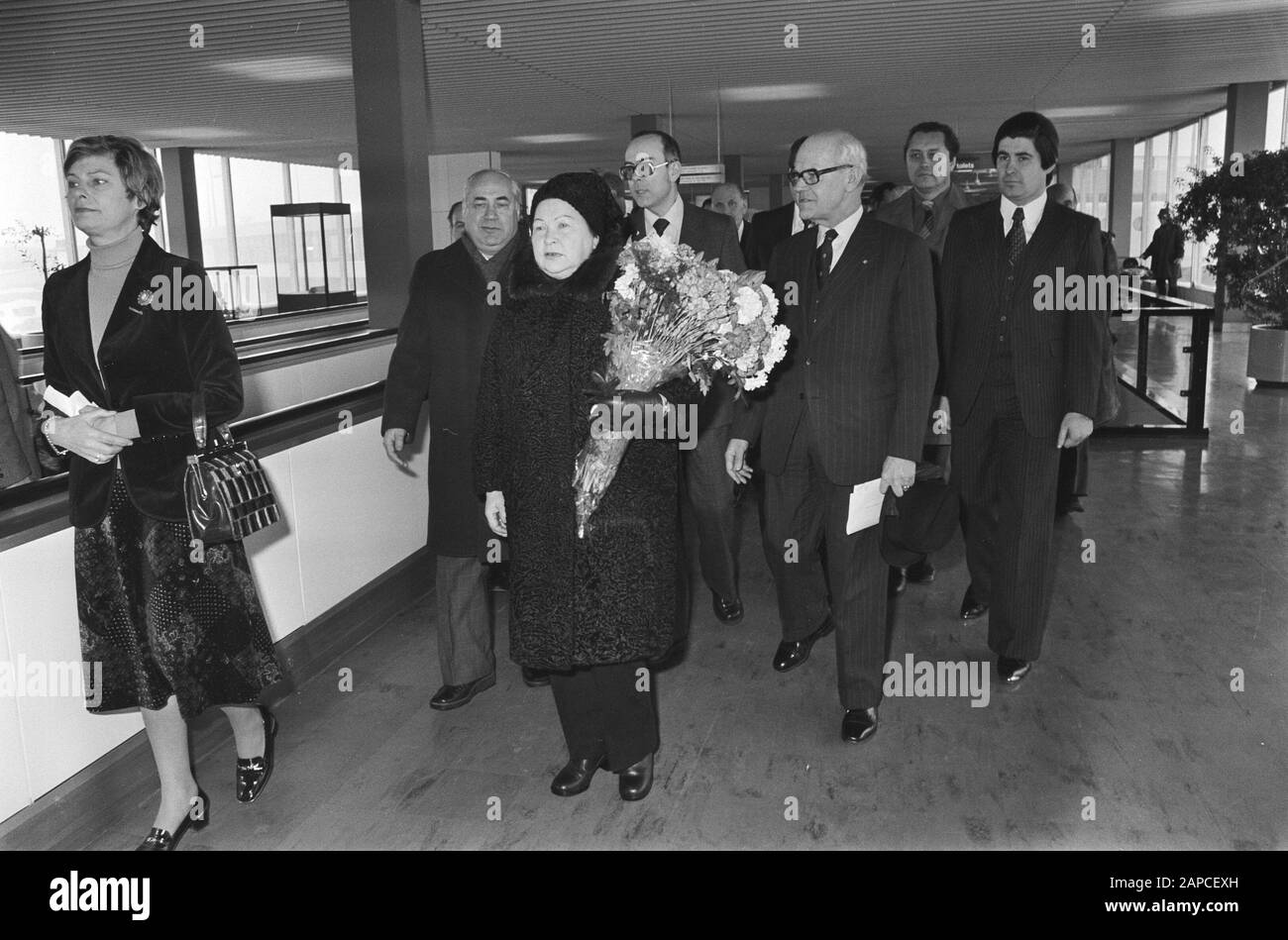 Ankunft des neuen russischen Botschafters V. S. Tolstikow am Flughafen Schiphol; V. S. Tolstikow (l) mit Ehefrau Datum: 15. Februar 1979 Schlüsselwörter: Ankunft, Botschafter persönlicher Name: V. S. Tolstikov Name Der Institution: Schiphol Stockfoto