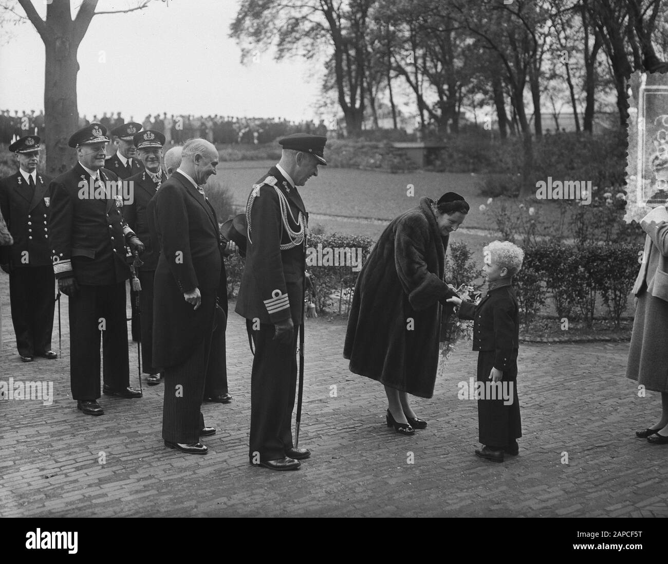 100 Jahre KIM den Helder Visiting Day Queen Juliana. Die Königin erhält Blumen von dem 5-jährigen Peter Goossens, Sohn des Kommandeurs Datum: 15. Oktober 1954 Ort: Den Helder, Noord-Holland Schlüsselwörter: Jubilea, Königin, Marine Personenname: Juliana (Königin Niederlande) Stockfoto