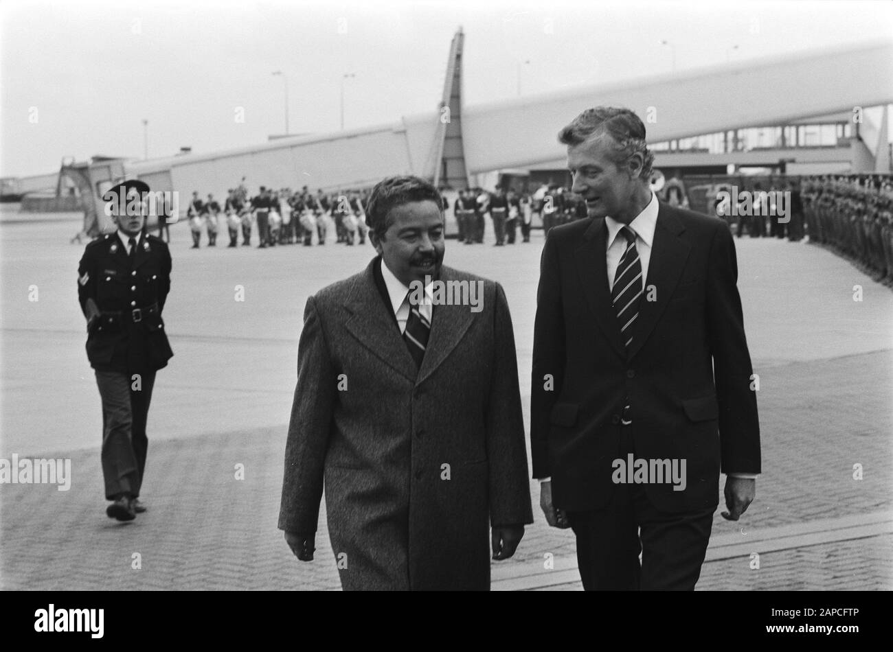 Ankunft Premierminister Pedro Verona Rodrigues Pires aus der Kapverdischen Republik, abgeholt von Minister De Koning; Pires, De Koning (l) insp. Ehrenwache Datum: 29. März 1978 Stichworte: Ankünfte, Ehrenschützen, Vorpremier Stockfoto