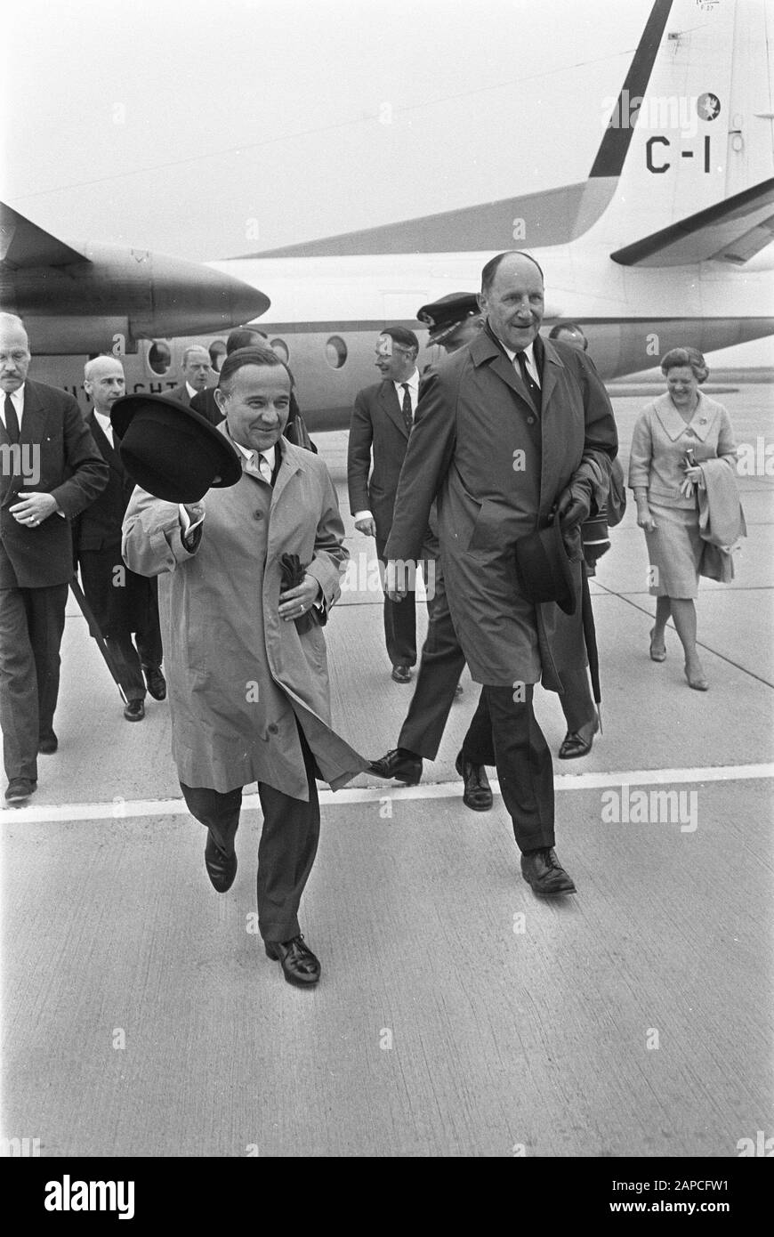 Ankunft Premier De Jong und Minister Luns in Ypenburg Datum: 31. Mai 1967 Stichwörter: Ankunft, Minister, Flughäfen persönlicher Name: Jong, Piet de, Luns, J.A.M. H., Luns, Joseph Stockfoto