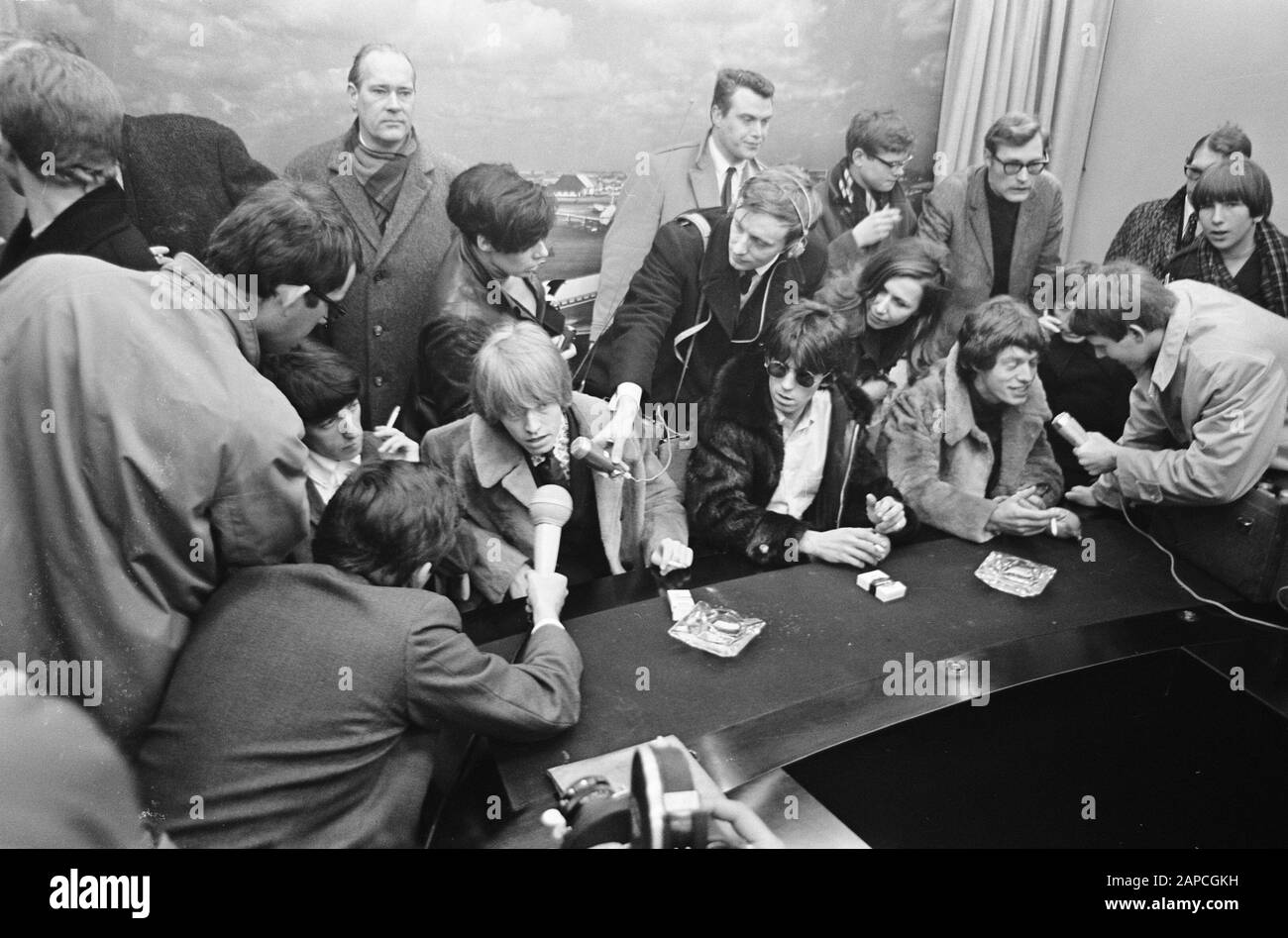 Ankunft Rolling Stones am Flughafen Schiphol, Rolling Stones im Pressesaal Datum: 26. März 1966 Standort: Noord-Holland, Schiphol Schlüsselwörter: Ankunftseinrichtung Name: Rolling Stones Stockfoto