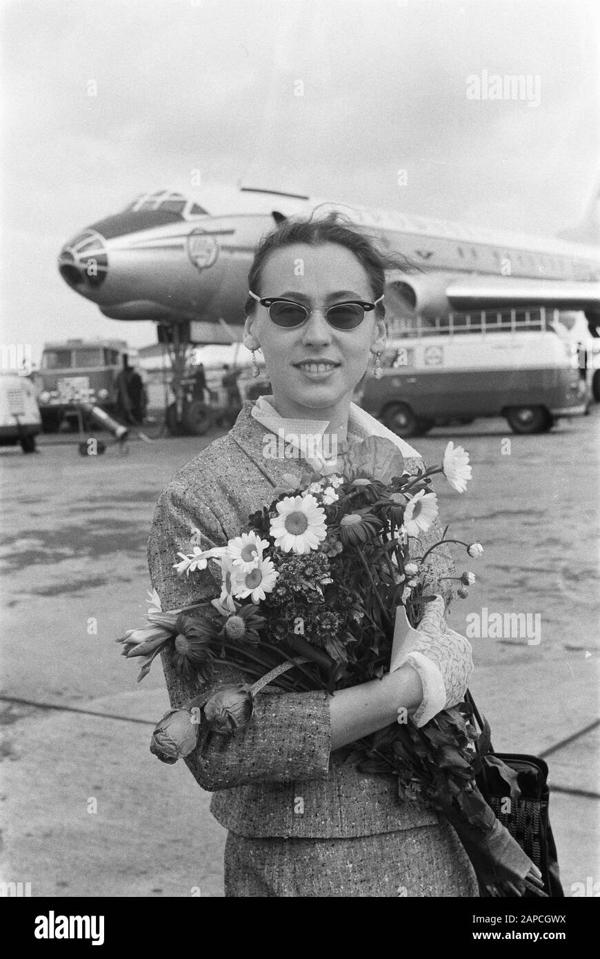 Ankunft Solisten des Bolshoiballet auf Schiphol, junge Tänzerin Nina Timofeeva Datum: 9. Juni 1960 Ort: Noord-Holland, Schiphol Schlüsselwörter: Ankünfte, Tänzer, Solisten persönlicher Name: Bolshoiballet, Nina Timofeeva Stockfoto