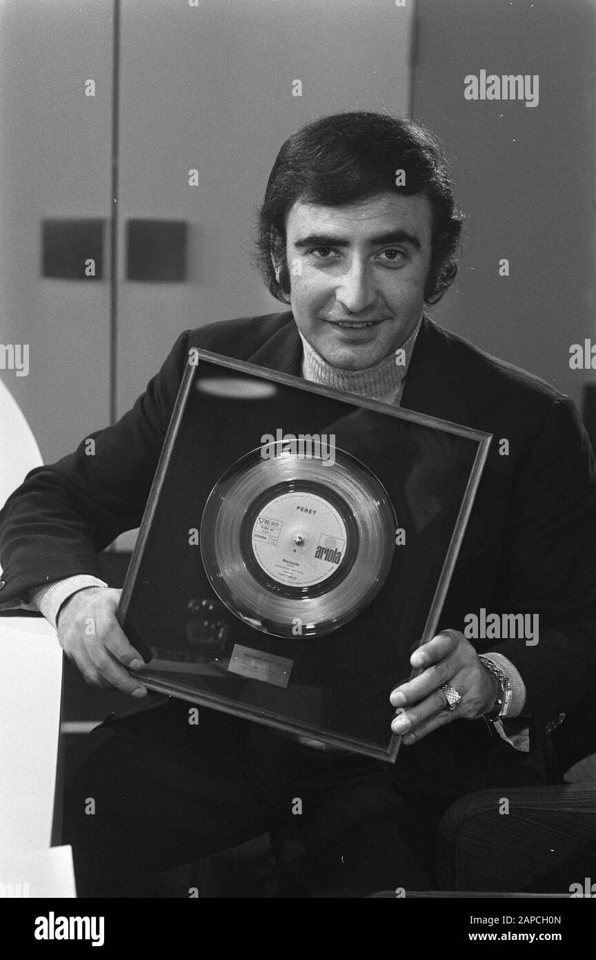 Ankunft des spanischen Sängers Peret in Schiphol, Peret mit Goldplatte Anmerkung: Goldene Platte war für seinen Hit Borriquito Datum: 17. November 1971 Ort: Noord-Holland, Schiphol Schlüsselwörter: Ankünfte, Sänger persönlicher Name: Peret Stockfoto