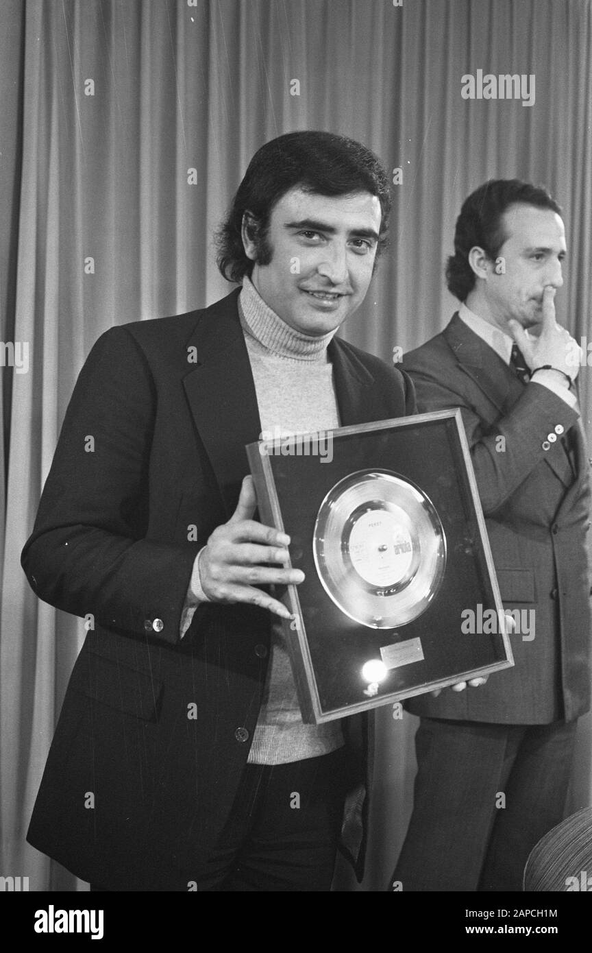 Ankunft des spanischen Sängers Peret in Schiphol, Peret mit Goldplatte Anmerkung: Goldene Platte war für seinen Hit Borriquito Datum: 17. November 1971 Ort: Noord-Holland, Schiphol Schlüsselwörter: Ankünfte, Sänger persönlicher Name: Peret Stockfoto