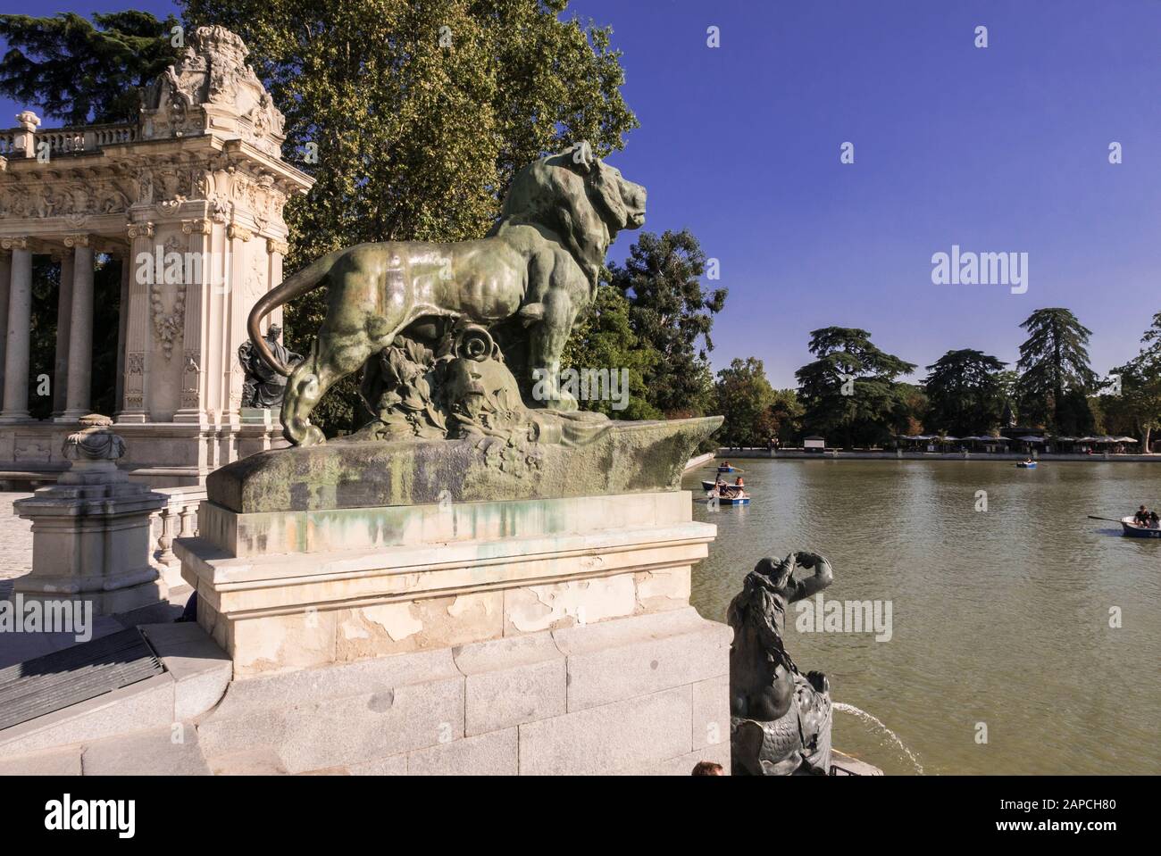Eine Löwenstatue am See im Retiro Park in Madrid, Spanien Stockfoto