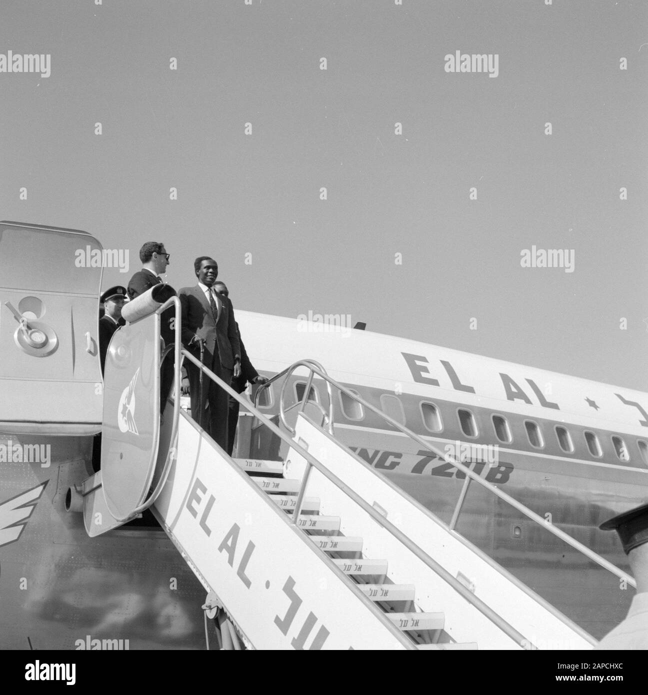 Israel: Flughafen Lydda (Lod) Beschreibung: Ankunft des ugandischen Premierministers Milton Obote per Boeing 720 B der Fluggesellschaft El Al Datum: Undatierter Ort: Israel, Flughafen Lod, Flughafen Lydda Schlüsselwörter: An- und Abreise, Luftfahrt, Premierminister, Flugzeuge, Flughäfen Stockfoto