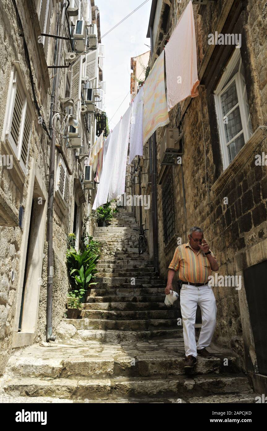 Trocknen von Kleidung und Treppen in einer Gasse von Dubrovnik, Kroatien Stockfoto