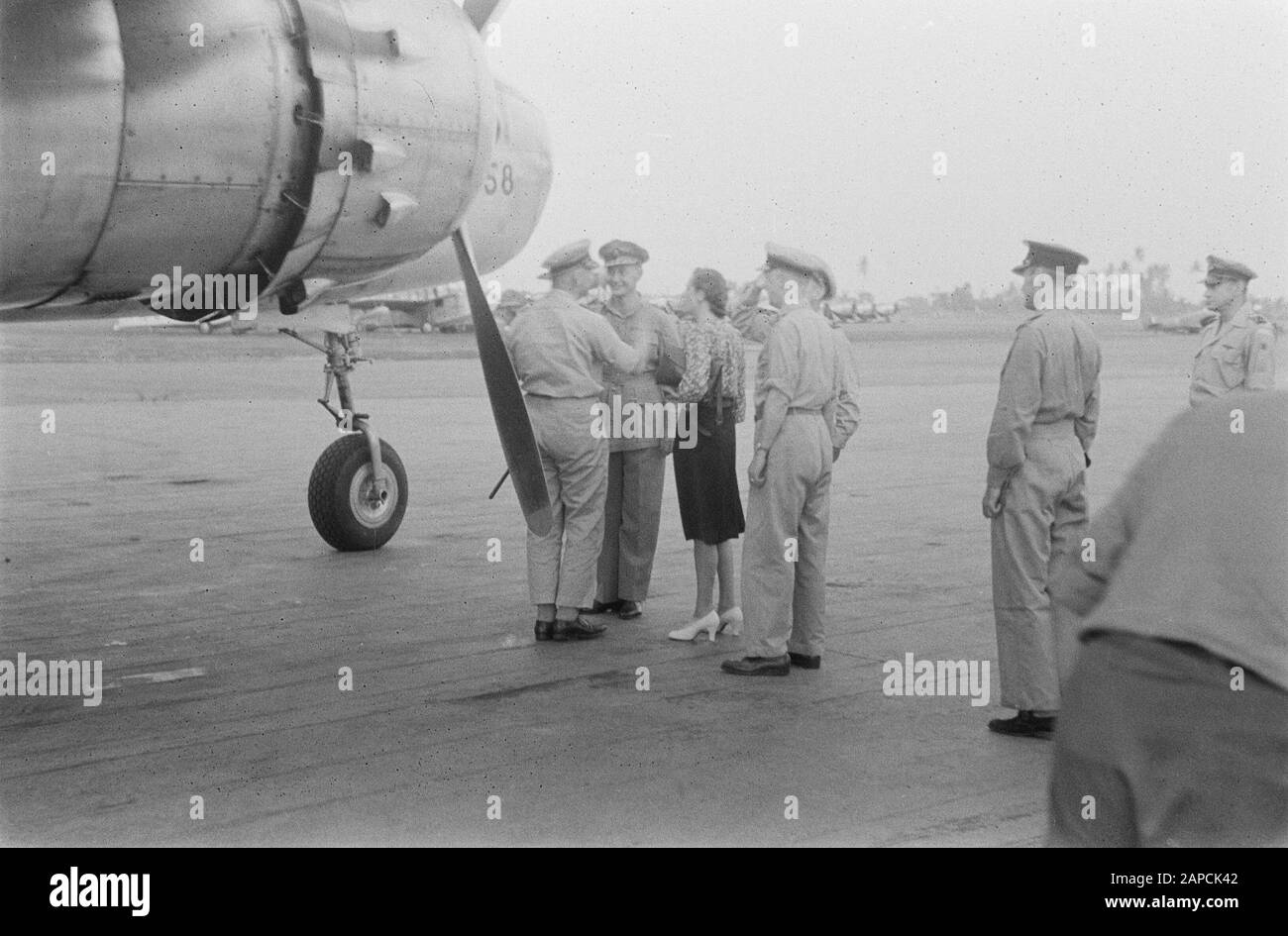 Ankunft von [â¦] mit dem Flugzeug Datum: 1946 Ort: Indonesien, Niederländisch-Indien Stockfoto