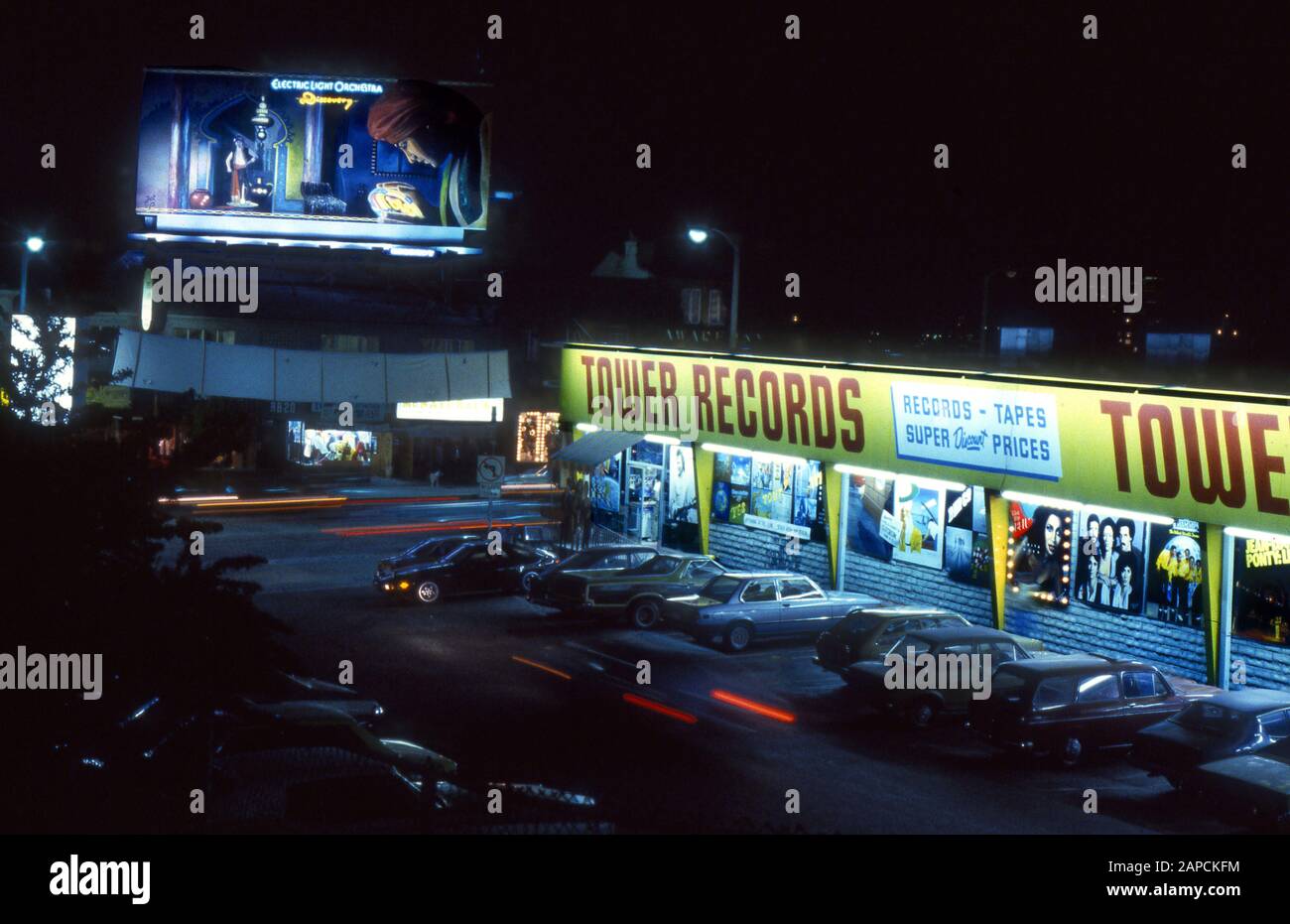 Tower Records nachts mit ELO-Plakat für ihre Schallplattenentdeckung über den Sunset Strip um 1979. Stockfoto