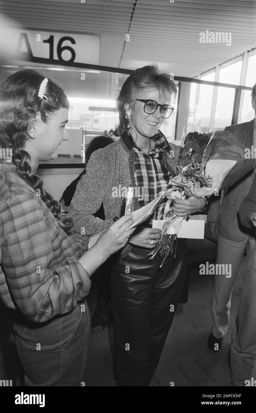 Ankunft ABBA-Sängerin Frida (Anni-Frid Lyngstad) auf Schiphol Beschreibung: Ankünfte, Sänger, Popmusik, Blumensträuße, ABBA Datum: 1. Oktober 1982 Ort: Noord-Holland, Schiphol Schlüsselwörter: Ankünfte, Blumensträuße, Popmusik, Sänger persönlicher Name: Lyngstad, Anni-Frid Stockfoto