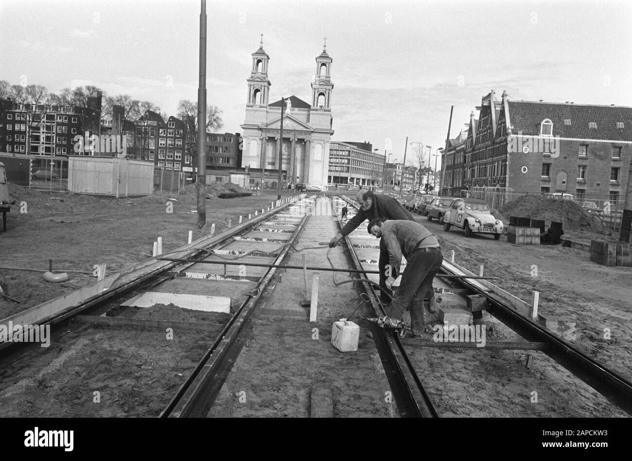 Bau neuer Gleisanlagen für die Linie 9 auf Waterlooplein; Waterlooplein Datum: 11. November 1976 Schlagwörter: Tramschienen Stockfoto